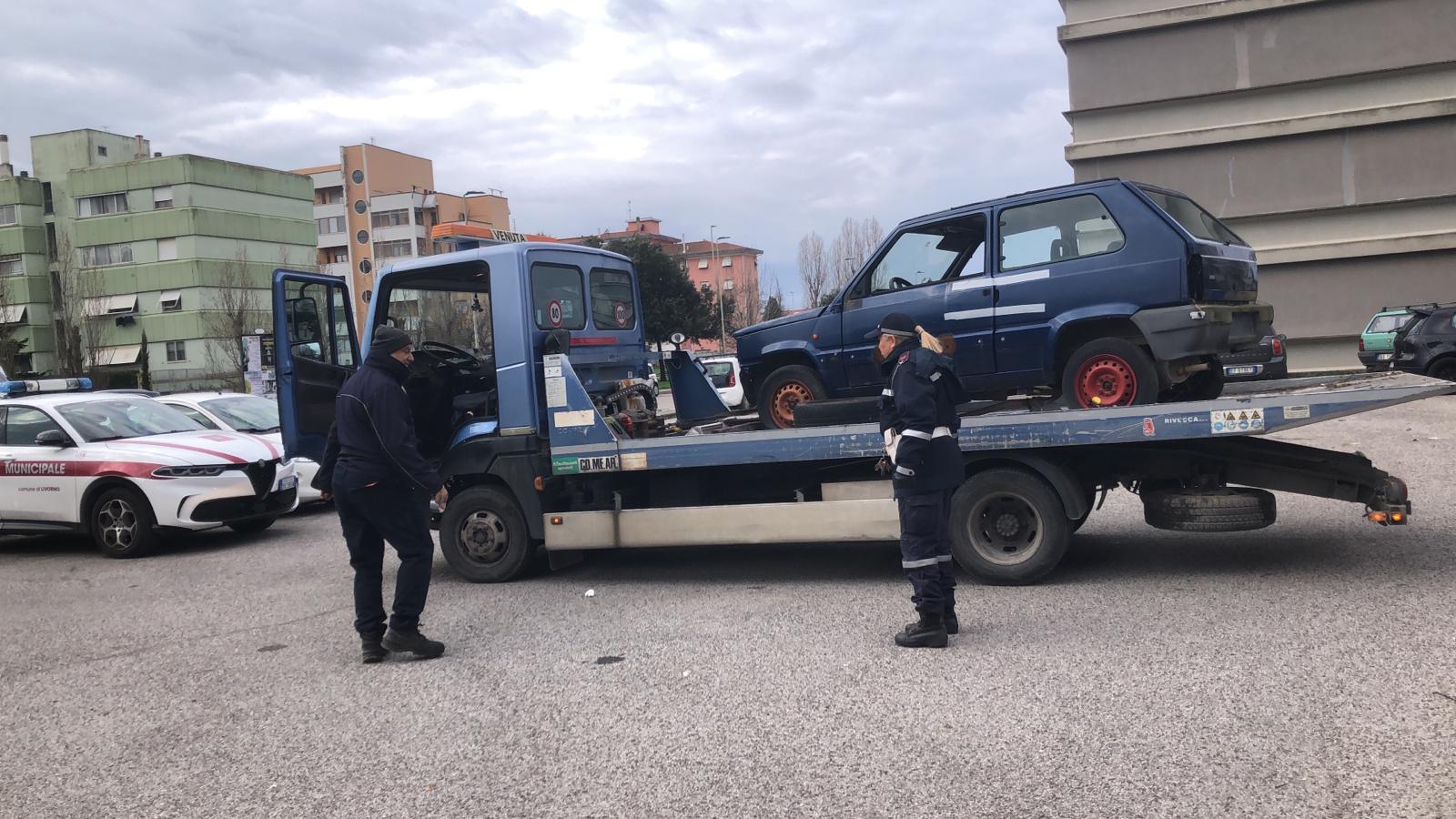 Rimosse tre automobili fuori uso alla Leccia