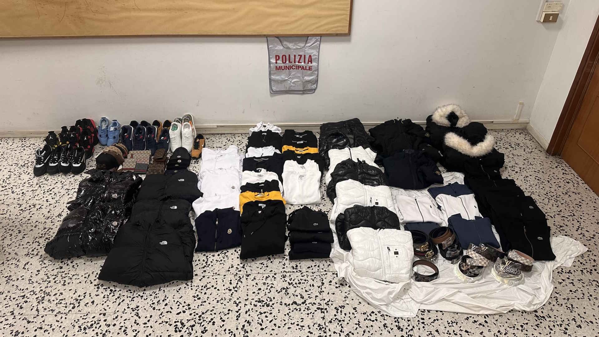 Sequestrati in piazza Cavallotti 116 capi di abbigliamento con marchio contraffatto