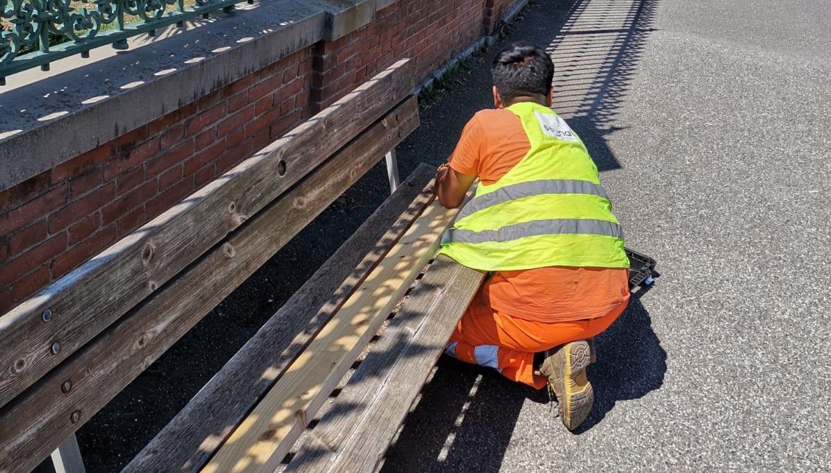  Il Comune installa quattro nuove panchine in due parchi pubblici cittadini in seguito alla richiesta di genitori e nonni 