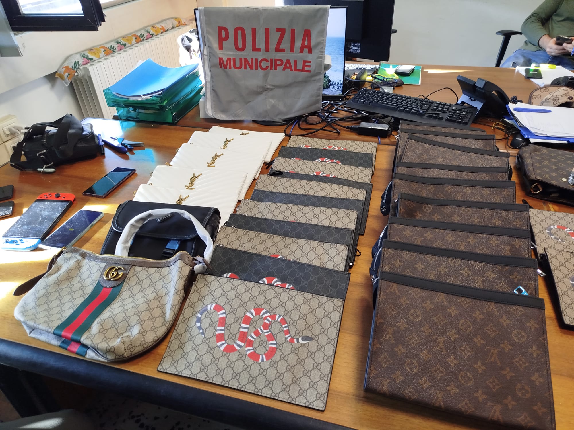 Polizia Municipale sequestra merci contraffatte, pc, smartphone in un’abitazione