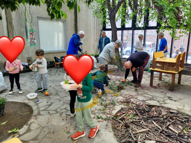 I nonni e i genitori insieme ai bambini del Centro Alveare coltivano il loro orto